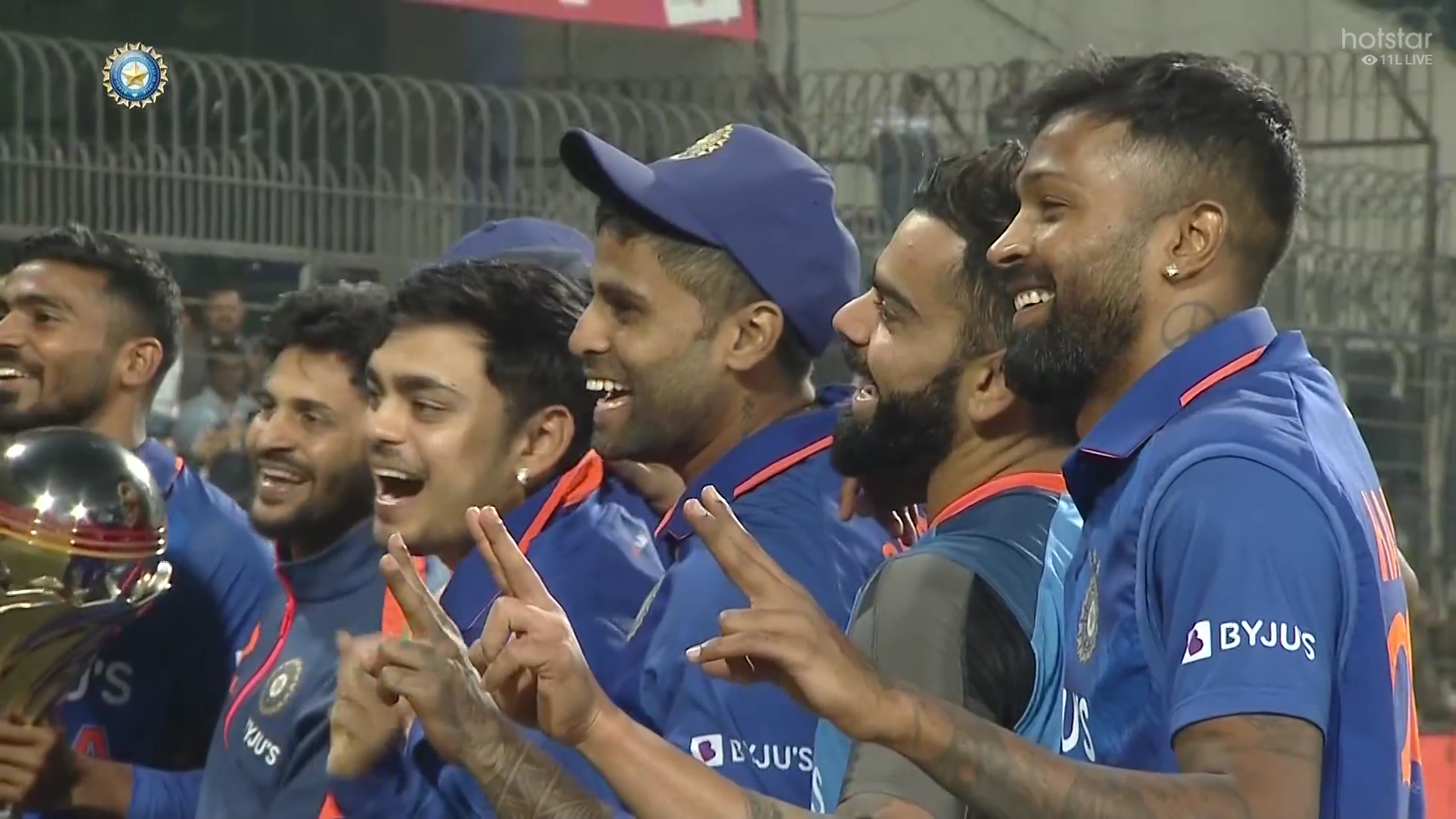 VIDEO:रोहित शर्मा ने सीरीज जीतकर इस बूढ़े शख्स को सौंपी ट्रॉफी, तो विराट-सूर्या ने मजाकिया अंदाज में खिंचाई फ़ोटो, VIDEO हुआ वायरल 2