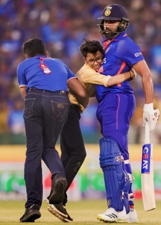यूं ही रोहित से बेशुमार मोहब्बत करेंगे उसके फैन,दीवानगी सरहदों और सुरक्षा घेरों की मोहताज नहीं 1