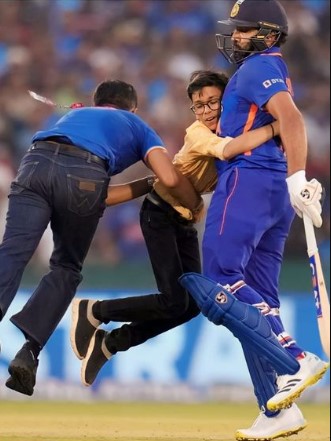 यूं ही रोहित से बेशुमार मोहब्बत करेंगे उसके फैन,दीवानगी सरहदों और सुरक्षा घेरों की मोहताज नहीं 2